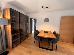 een eetkamer met een houten tafel en stoelen bij Apartment Comfort Bergblick 08 by Interhome in Söll +18 foto's