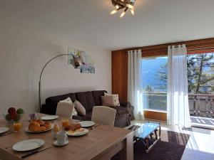 una sala de estar con una mesa y un sofá en Apartment Beausoleil 4 by Interhome, en Verbier