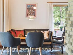 ein Wohnzimmer mit einem Sofa und Stühlen in der Unterkunft Holiday Home Fulla - 650m from the sea in Sealand by Interhome in Højby