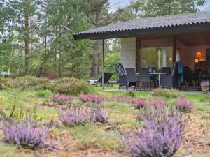 un jardín con flores púrpuras frente a una casa en Holiday Home Fulla - 650m from the sea in Sealand by Interhome, en Højby