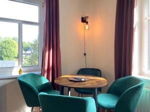 een kamer met een tafel en stoelen en een raam bij Apartment Pumphut by Interhome 