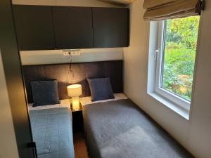 a small room with two beds and a window at Holiday Home Soul & Lake by Interhome in Wemding