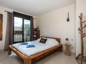 een slaapkamer met een bed en een groot raam bij Apartment Cielo y mar Samara-2 by Interhome in Marbella