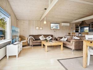 sala de estar con sofás y mesa en Holiday Home Ilsebil - 250m from the sea in SE Jutland by Interhome, en Juelsminde