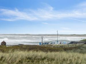 uma vista para o oceano a partir de uma praia com ondas em Holiday Home Unge - 75m from the sea in NW Jutland by Interhome em Torsted