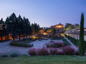einen Garten vor einem Gebäude in der Nacht in der Unterkunft Holiday Home Cignella Resort by Interhome in Osteria Delle Noci