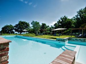 ein großer Pool mit einer Bank im Hof in der Unterkunft Holiday Home Cignella Resort by Interhome in Osteria Delle Noci