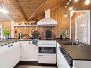 Kjøkken eller kjøkkenkrok på Holiday Home Eyer - 20m from the sea in Sealand by Interhome