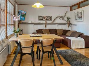 een woonkamer met een tafel en stoelen en een bank bij Holiday Home Saariseläntie 8 c 6 alatupa by Interhome in Saariselkä