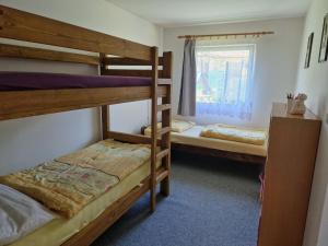 Двуетажно легло или двуетажни легла в стая в Holiday Home Velký Ratmírov by Interhome