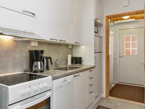 Η κουζίνα ή μικρή κουζίνα στο Holiday Home Moitakuru a18 by Interhome