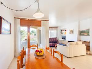 een keuken en een woonkamer met een tafel met een fruitschaal bij Apartment Melis III C3 by Interhome in Pals