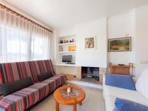 salon z kanapą i kominkiem w obiekcie Apartment Melis III C3 by Interhome w mieście Pals