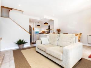 ein Wohnzimmer mit einem Sofa und einer Küche in der Unterkunft Holiday Home Pals Haus by Interhome in Begur