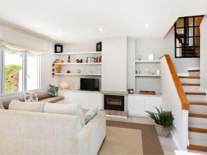 ein Wohnzimmer mit einem Sofa und einem Kamin in der Unterkunft Holiday Home Pals Haus by Interhome in Begur