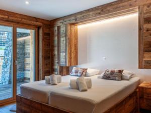 1 dormitorio con 2 camas y ventana en Apartment Ferme D'Alice A2 by Interhome, en Nendaz