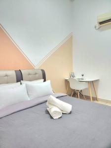 - une chambre avec un grand lit, une table et une chaise dans l'établissement Austin Manhattan Simple Cozy Suite by Double A, à Johor Bahru