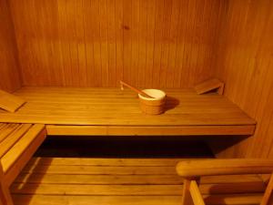 una pequeña sauna de madera con bañera y cubo en Studio Jeanne D'Arc Apt- B-11 by Interhome, en Crans-Montana