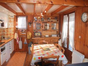 eine Küche mit einem Tisch und einem Esszimmer in der Unterkunft Chalet Barcelonnette, 4 pièces, 8 personnes - FR-1-165A-69 in Barcelonnette