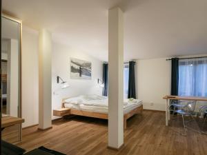 um quarto com uma cama, uma mesa e um espelho em Apartment U Kabinky 5-0 by Interhome em Janske Lazne