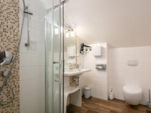 uma casa de banho com um chuveiro, um lavatório e um WC. em Apartment U Kabinky 5-0 by Interhome em Janske Lazne
