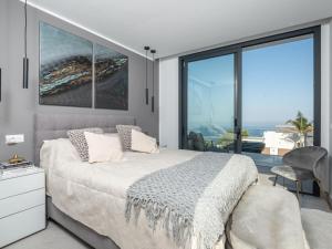 Un pat sau paturi într-o cameră la Holiday Home Villa Morris by Interhome