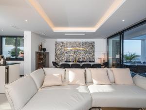 O zonă de relaxare la Holiday Home Villa Morris by Interhome