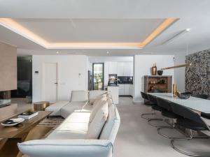 O zonă de relaxare la Holiday Home Villa Morris by Interhome
