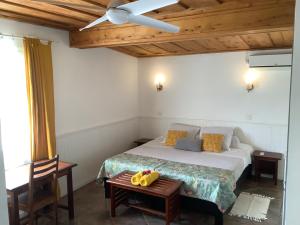 Postel nebo postele na pokoji v ubytování Saint Leu - Gîte Ylang Ylang - Bardzour