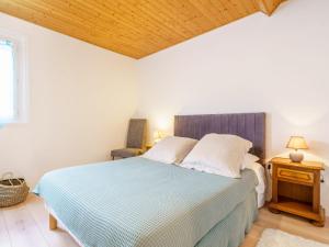 sypialnia z łóżkiem, krzesłem i oknem w obiekcie Apartment Casa Chiquito by Interhome w Biarritz