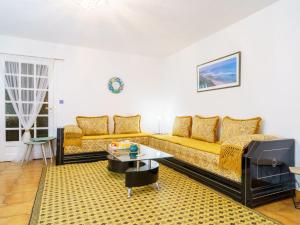 un salon avec un canapé jaune et une télévision dans l'établissement Apartment Casa Chiquito by Interhome, à Biarritz