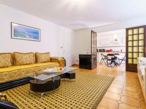 salon z kanapą i stołem w obiekcie Apartment Casa Chiquito by Interhome w Biarritz