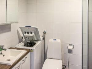 een badkamer met een toilet en een wastafel bij Holiday Home Skivillas 47 ukkohalla - a1 by Interhome in Hyrynsalmi