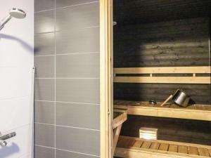 een badkamer met een sauna en een douche bij Holiday Home Skivillas 47 ukkohalla - a1 by Interhome in Hyrynsalmi