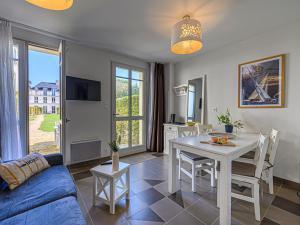 - un salon avec un canapé bleu et une table dans l'établissement Apartment Le Château de Kergonano-1 by Interhome, à Baden
