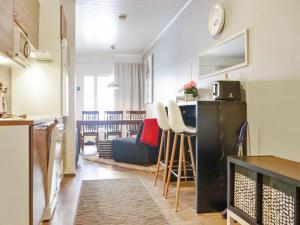 eine Küche und ein Wohnzimmer mit einem Sofa und einem Tisch in der Unterkunft Holiday Home Skivillas 47 ukkohalla - a3 by Interhome in Hyrynsalmi