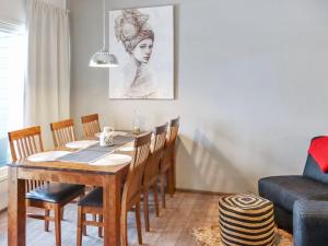 una sala da pranzo con tavolo e sedie in legno di Holiday Home Skivillas 47 ukkohalla - a3 by Interhome a Hyrynsalmi