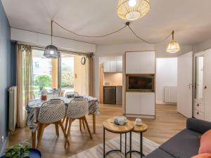 Η κουζίνα ή μικρή κουζίνα στο Apartment Ermitage-5 by Interhome