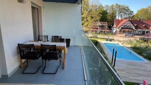 Bazén v ubytování HelloBalaton Apartman nebo v jeho okolí