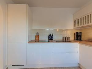 een witte keuken met witte kasten bij Holiday Home Victoria by Interhome in Zaton