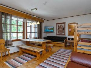 TV a/nebo společenská místnost v ubytování Holiday Home Saariseläntie 8 d 5 by Interhome