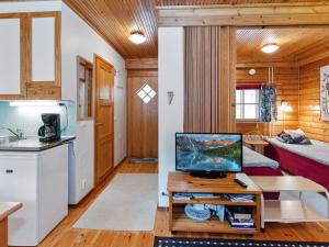 Una cocina y una sala de estar con una mesa en una habitación. en Holiday Home Sotka 13 by bomba by Interhome, en Nurmes 7 fotos más