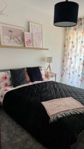 Кровать или кровати в номере HelloBalaton Apartman