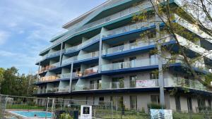 Bazén v ubytování HelloBalaton Apartman nebo v jeho okolí