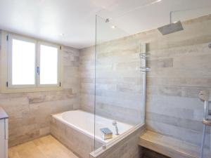 y baño con bañera y ducha acristalada. en Apartment Les Jardins du Luxembourg by Interhome, en Hyères