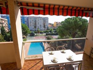 Piscina de la sau aproape de Apartment Les Jardins du Luxembourg by Interhome