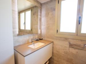 O baie la Apartment Les Jardins du Luxembourg by Interhome +30 fotografii