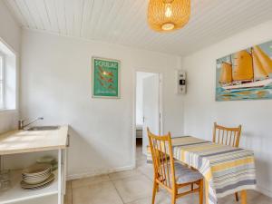 una sala da pranzo con tavolo, sedie e lavandino di Holiday Home Grande Ensouleihado by Interhome a Soulac-sur-Mer
