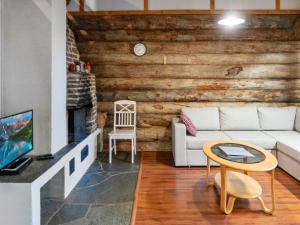 Μια τηλεόραση ή/και κέντρο ψυχαγωγίας στο Holiday Home Vuokatinportti b3- lemminkäinen by Interhome