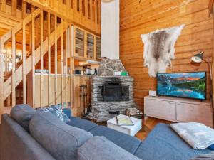 - un salon avec un canapé et une cheminée dans l'établissement Holiday Home Vuonelo 8 a 2 by Interhome, à Saariselka